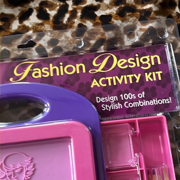 Brand New Melissa & Doug Fashion Design Activity Kit Rubbing Plates Crayons - Picture 6 of 13
